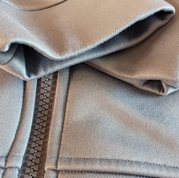 Patagonia full zip up grey hoodie, tech fleece material - Picture 3 of 8
